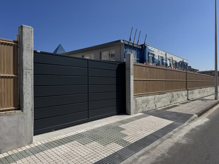 Finalizan las obras de la nueva puerta de acceso al CEIP Palacio